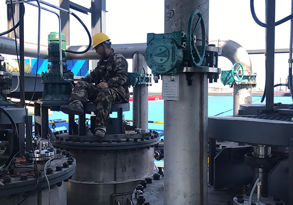 寧夏三效蒸發(fā)器處理飼料廢水項(xiàng)目工作人員工作實(shí)景 寧夏三效蒸發(fā)器處理飼料廢水項(xiàng)目工作人員工作實(shí)景